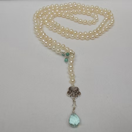 White pearl necklace with quartz pendant